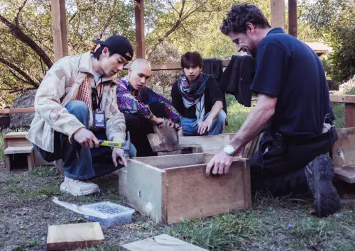 ▲許光漢（左起）、黃宣、陳柏霖製作小藍企鵝巢箱。（圖／出去一下提供）