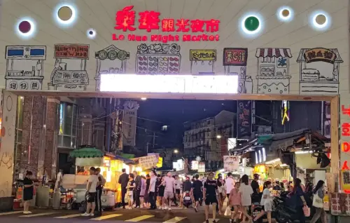 ▲樂華夜市所在的地點道路比起其他夜市來說要寬敞許多，但在地人也會騎機車進入，行人安全成為一大缺點。（圖／GoogleMaps）