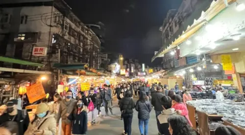 ▲樂華夜市道路寬敞，逛起來相對舒適許多。（圖／GoogleMaps）