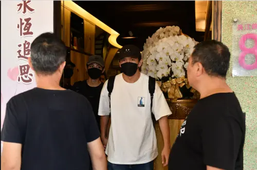 ▲李千娜（左二）與黃尚禾（右二）和顏正國不但有合作電影的情誼，兩人也是拍片結緣，天天都到他的靈前致意。（圖／記者林柏年攝）