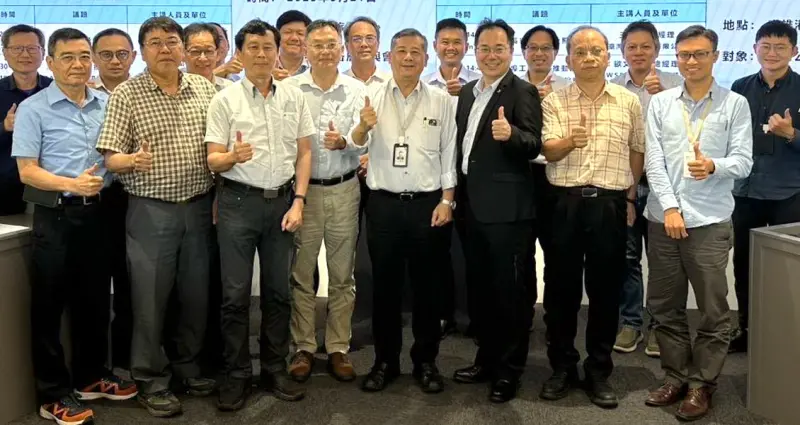 ▲台灣港務公司召開港埠工程減碳工作啟動說明會，由台灣港務公司總經理王錦榮(前排中)主持，期港埠工程減碳再升級，並朝淨零排放目標邁進。(圖／台灣港務公司提供)