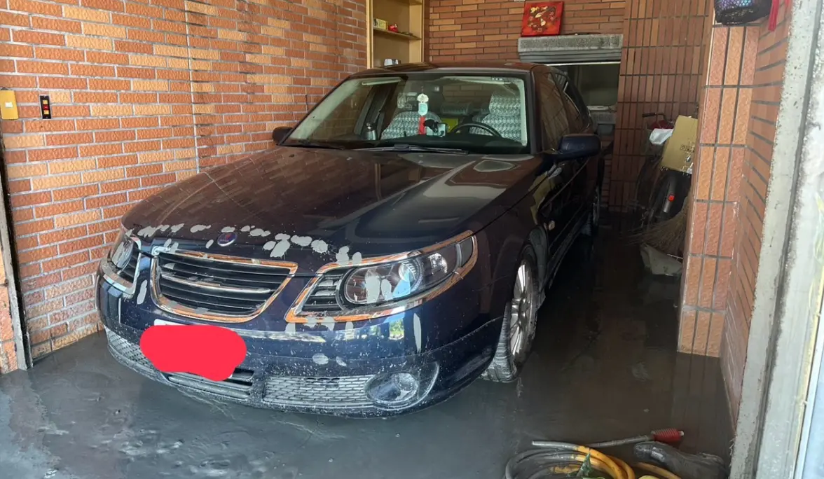 ▲日前花蓮光復鄉受到太鞍溪堰塞湖溢流災情重創，當地有受災戶家中一輛20年SAAB老車也因此泡到泥水，沒想到代理商竟然直接派技師到花蓮幫忙修車。（圖／翻攝PTT@kf930519）