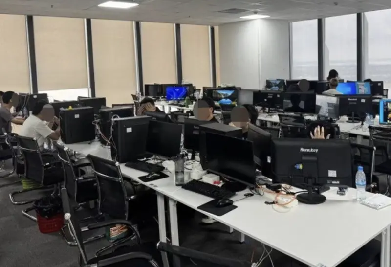 柬埔寨警方突襲金邊桑園區摩根大廈34樓辦公室，當場破獲網路詐騙機房，逮捕80名嫌犯。（圖／翻攝自柬中時報）