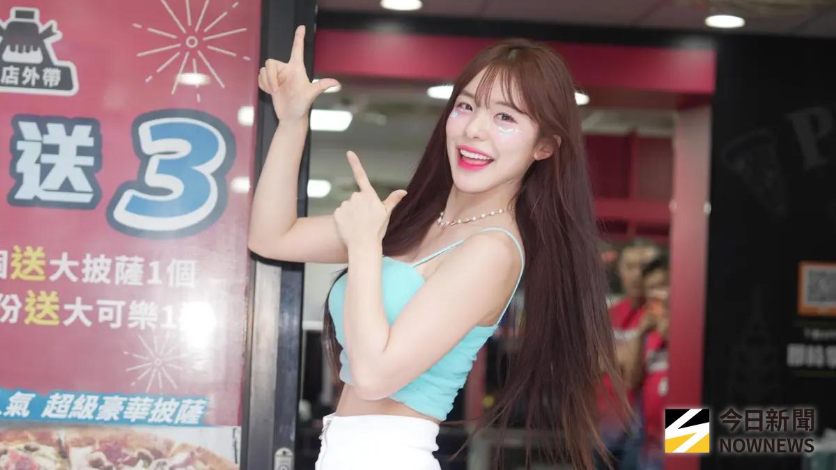 ▲韓籍啦啦隊女神李多慧日前前往花蓮救災後，今日出席一日店長活動首次受訪，坦言父母得知後驕傲直呼：「妳超棒的！妳是誰的女兒！」並盼花蓮早日恢復平安，感謝粉絲一同響應。（圖／記者張一笙攝）