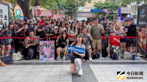 ▲李多慧（中）花蓮救災後首次出席一日店長活動，現場吸引超過200人。（圖／記者張一笙攝）