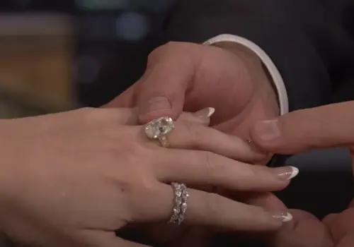 ▲泰勒絲（左）在《吉米A咖秀》上當著主持人吉米法隆（右）的面秀出自己價值3000萬台幣的訂婚鑽戒。（圖／摘自The Tonight Show Starring Jimmy Fallon YT）