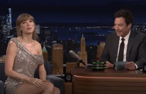 ▲泰勒絲（左）在《吉米A咖秀》向主持人吉米法隆（右）承認訂婚喜訊沒有事先告知好友紅髮艾德，對方看了IG才知道。（圖／摘自The Tonight Show Starring Jimmy Fallon YT）