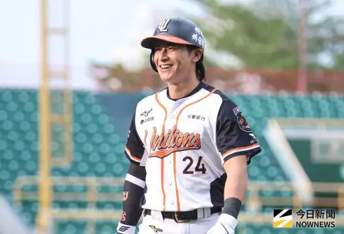 ▲統一獅陳傑憲在季後賽G3敲出安打，點燃獅隊反攻氣焰。（圖／記者朱永強攝 ,2025.10.12）