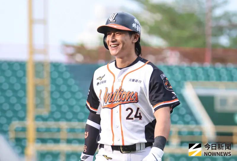 ▲中華職棒統一獅看板球星陳傑憲，近日宣布推出首部著作，以球員視角回顧生涯點滴，其中揭露曾守游擊守到哭出來的痛苦往事。（圖／記者朱永強攝 ,2025.10.12）