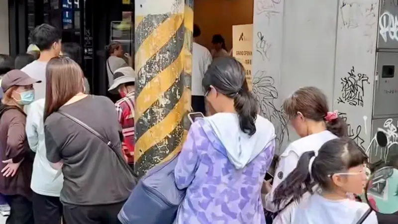 ▲不是八曜和茶、UG Tea，手搖飲料店「青山 10月狂開5家，雙十國慶連假新北三重、台中人排爆，讚「天蟬那堤」自帶蜜感無糖也很香，新店開幕飲料免費、5折優惠一次看。（圖／翻攝自青山FB）