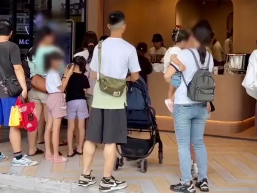 ▲雙十國慶連假，不少人到新開的「青山」手搖飲料店嚐鮮。（圖／翻攝自青山FB）