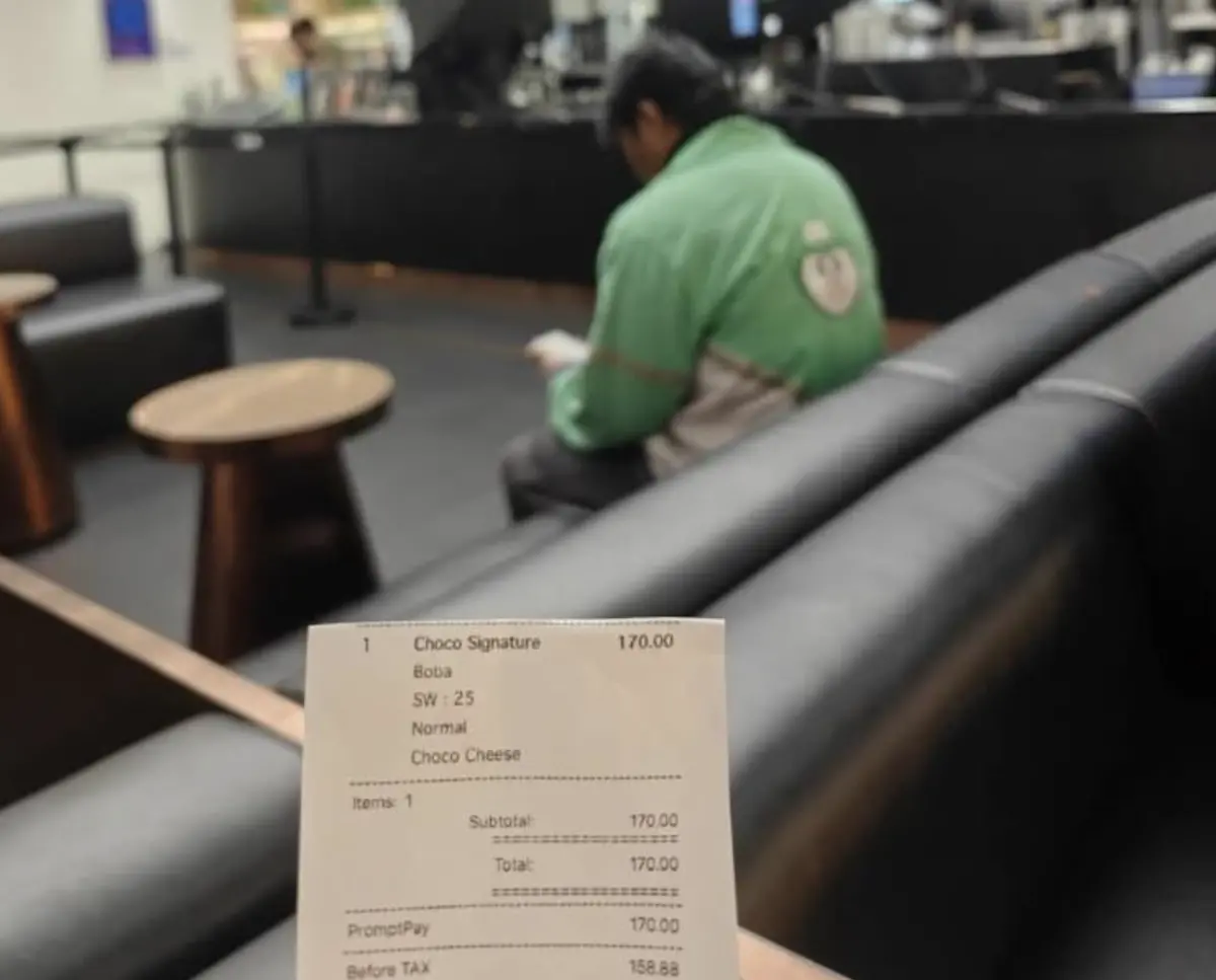 ▲一名外送員坐在星巴克店內等候取餐，引發泰國網友論戰，部分人質疑外送員不該在顧客區等候。（圖／翻攝自mgronline）