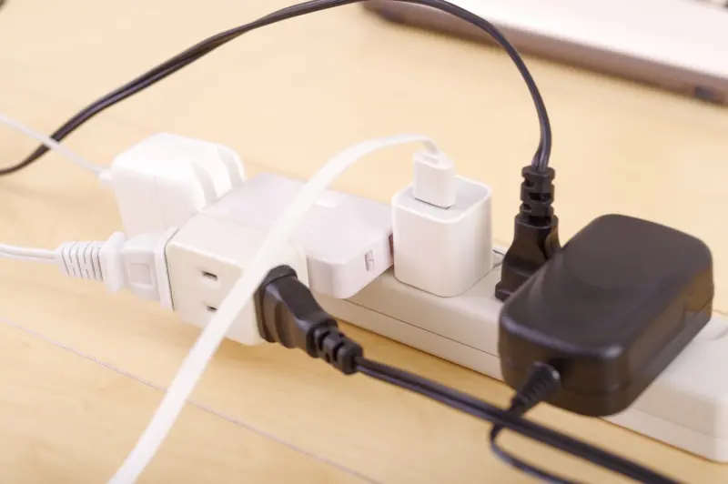 ▲延長線使用上相當方便，但台電提醒家中「9大家電」千萬別插延長線，恐會釀災導致爆炸起火，名單中意外連吹風機也入榜。（圖／取自photoAC）