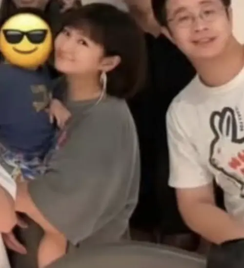 ▲Selina（左）穿寬鬆上衣、側面看起來有些微凸的體態，被猜測再次懷孕。（圖／翻攝自IG）