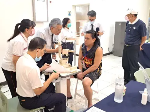 ▲移民署國境事務大隊高雄港國境事務隊舉辦義診及義剪活動，外籍船員接受醫療服務的情形。(圖／移民署高雄港隊提供)