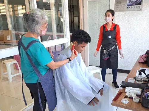 ▲大愛義剪隊也在現場提供理髮服務，讓外籍船員們整理儀容、煥然一新，在辛勤工作之餘，享有難得的照顧與尊嚴。(圖／移民署高雄港隊提供)