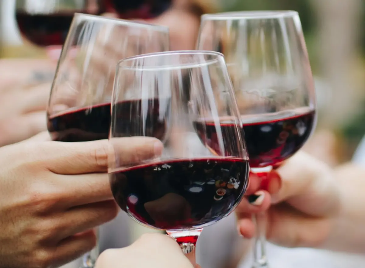 ▲每年10月14日正逢「葡萄酒情人節」（Wine Day），不少戀人會選在這天一同慶祝。《NOWNEWS》整理葡萄酒情人節由來、意義與慶祝方式，帶領讀者一文看懂。（圖／取自unsplash）