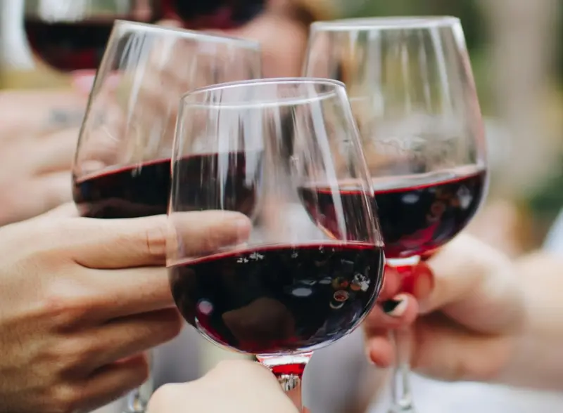 ▲每年10月14日正逢「葡萄酒情人節」（Wine Day），不少戀人會選在這天一同慶祝。《NOWNEWS》整理葡萄酒情人節由來、意義與慶祝方式，帶領讀者一文看懂。（圖／取自unsplash）