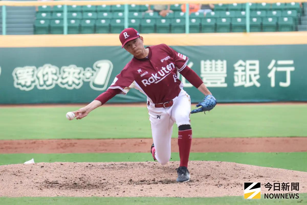 ▲樂天桃猿黃子鵬在季後賽G3先發主投5局失3分，是球隊贏球的隱形功臣。（圖／記者朱永強攝 ,2025.10.12）
