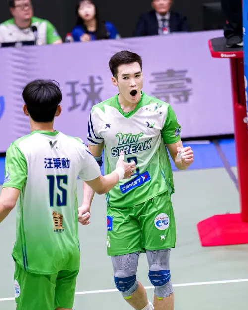 ▲第三局臺中連莊乘勝追擊，漢佳在賽末點吊球造成對手失誤，最終以 25：21 拿下比賽，為主場週劃下完美句點。（圖／臺中連莊提供）
