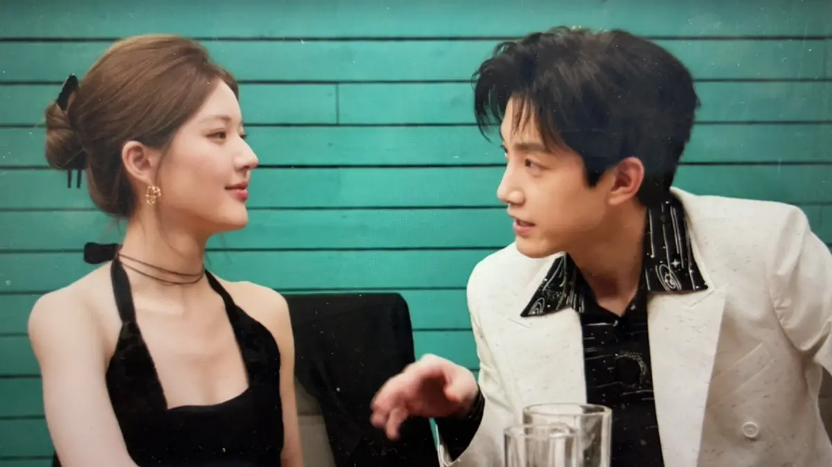 ▲范世錡（右）在《許我耀眼》中和趙露思（左）眉來眼去，讓陳偉霆看得不是滋味，在一旁磨刀，雖是搞笑劇情，但因為范世錡疑似和于朦朧死亡有關，格外諷刺。（圖／翻攝自Netflix）