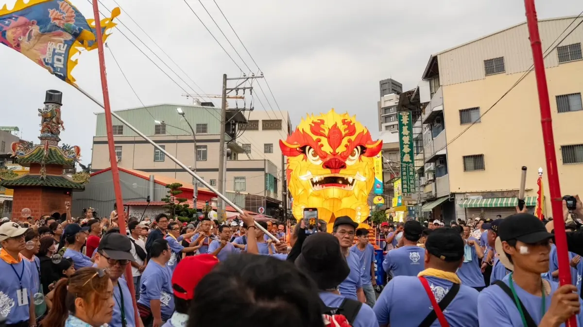 ▲ 「火獅踩街嘉年華」於鳳邑舊城城隍廟登場。（圖／高市府民政局提供）