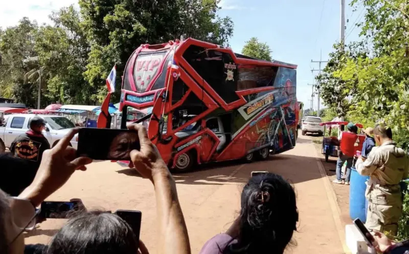 ▲社運人士岡圖奇帶擴音器到邊境播放鬼音，引發爭議後在社群媒體強硬回應，批評柬埔寨背叛泰國善意。（圖／翻攝自Bangkok Post）