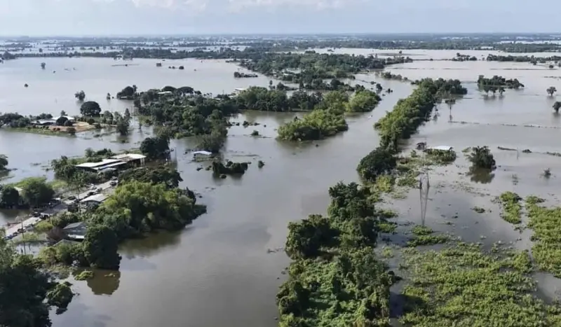 ▲泰國中部平原8個府持續受淹水影響,包括大城府、巴吞他尼府等地,共有34萬居民受災。(圖/翻攝自Bangkok Post)