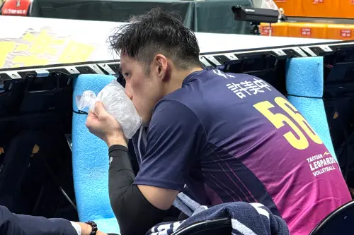 ▲第1局中段，雲豹雙箭頭之一的許美中為了攔曾祥銘的快攻導致臉被球砸中，後續比賽都未再上場。（圖／記者陳昱慈攝）