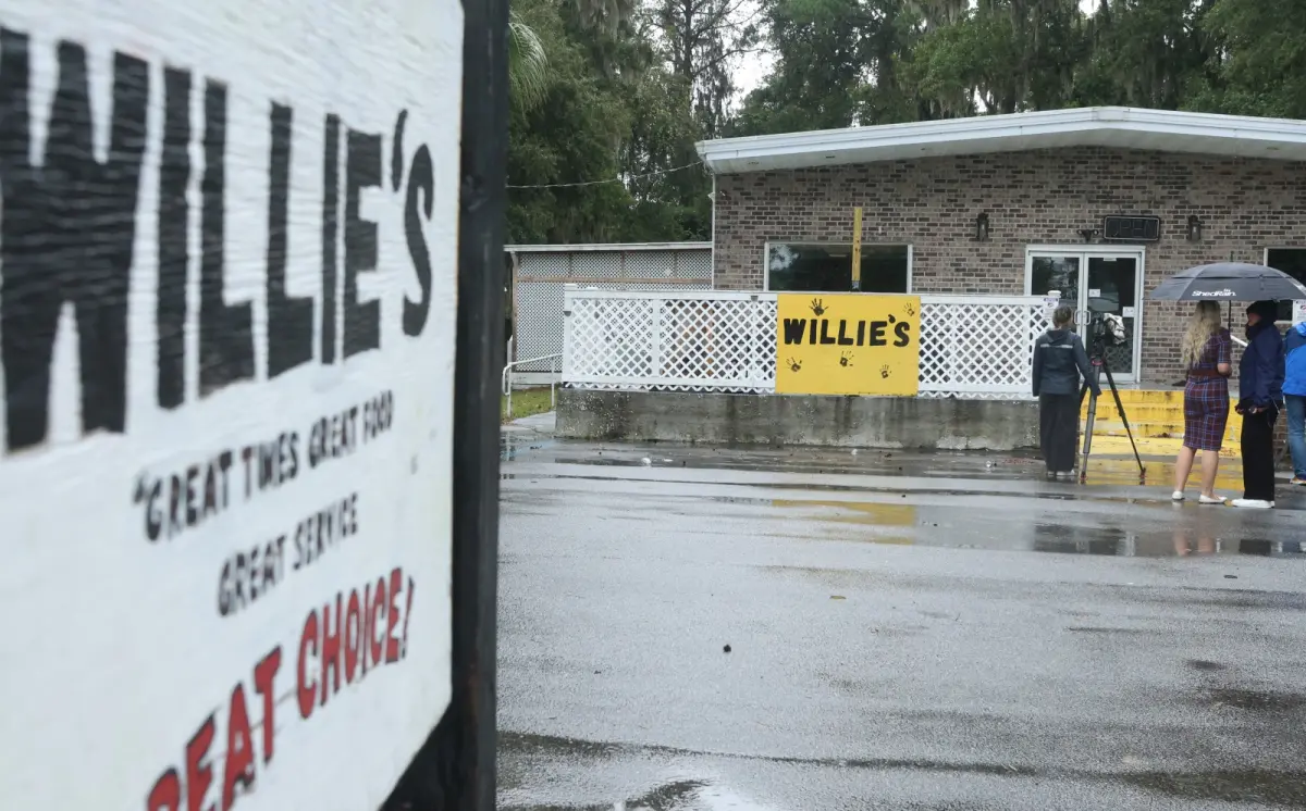 ▲ 美國南卡州聖赫勒拿島一間酒吧，當地時間12日發生大規模槍擊事件，至少造成4人死亡、20人受傷。圖為事發後傳媒與民眾圍觀現場。（圖／美聯社／達志影像）