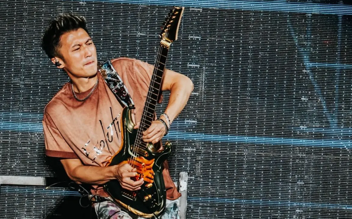 ▲謝霆鋒重慶演唱會發生意外，他的頭部被一道高功率的雷射光射中，頭髮疑似燒焦、冒白煙讓粉絲嚇壞。（圖／鋒味臉書）