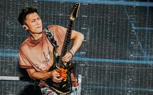 謝霆鋒演唱會遭雷射光命中頭部！頭髮冒白煙粉絲嚇壞：有燒焦味
