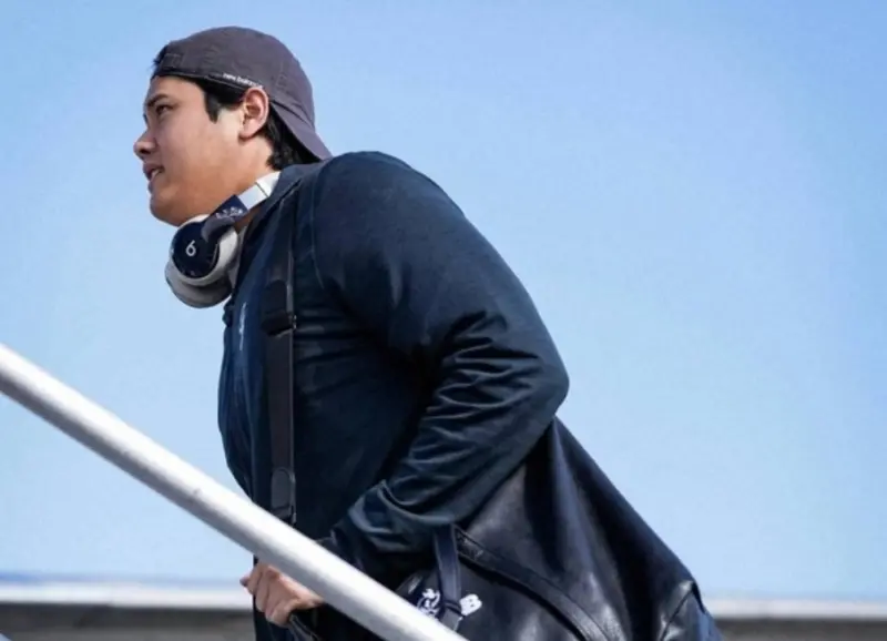 ▲道奇官方釋出全隊飛往密爾瓦基的登機照，佐佐木朗希（左）笑容滿面、山本由伸（中）背著LV藍包帥氣登場，大谷翔平（右）則以輕鬆模樣現身機場，準備迎接國聯冠軍系列戰。（圖／取自道奇X）