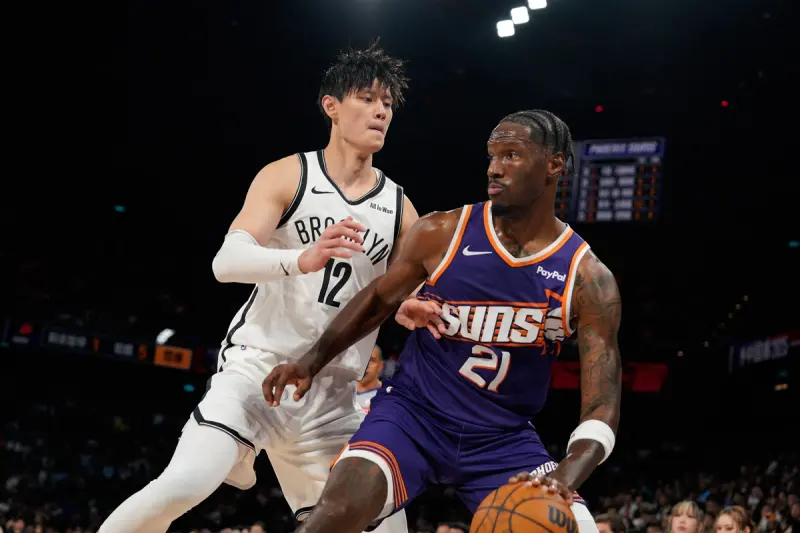 ▲賽事剛結束不久，籃網便在昨（15）日深夜於官方微博帳號宣布釋出曾凡博（圖左）。（圖／美聯社／達志影像）