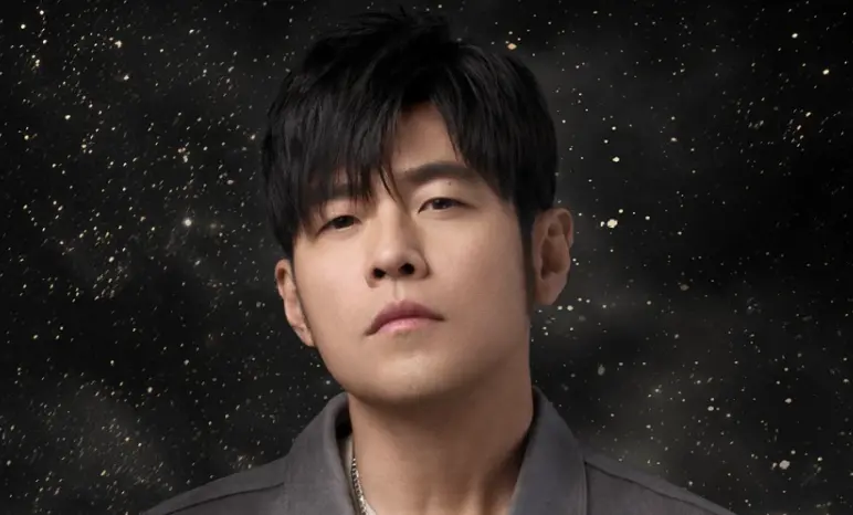 ▲天后江蕙的代表作之一〈落雨聲〉，其實是周杰倫（如圖）賣出第一首歌，也是他與方文山首次合作，這首歌是方文山獻給母親的真摯創作，詞曲中飽含對親情的感恩，令人動容。（圖／翻攝自IG jaychou）