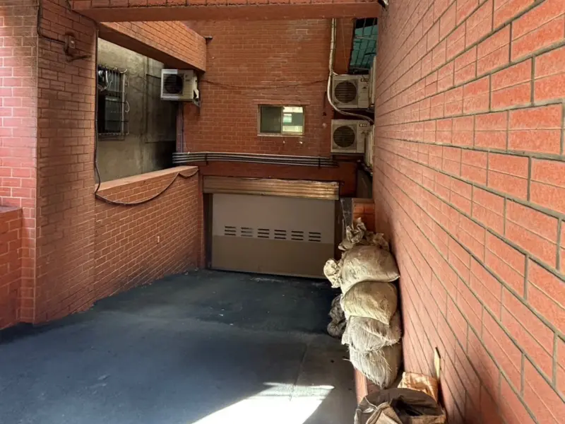 ▲27歲李姓女子酒後欲找前男友理論跑錯社區，不慎失足墜落還被車子當場輾過。（圖／翻攝畫面）