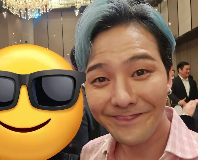 ▲《Kpop獵魔女團》名曲〈Soda Pop〉的製作人KUSH與VVN結婚，GD（右）出席並為新人致詞，37歲的天王，素顏模樣成另一個焦點。（圖／Threads@權志龍G-DRAGON）