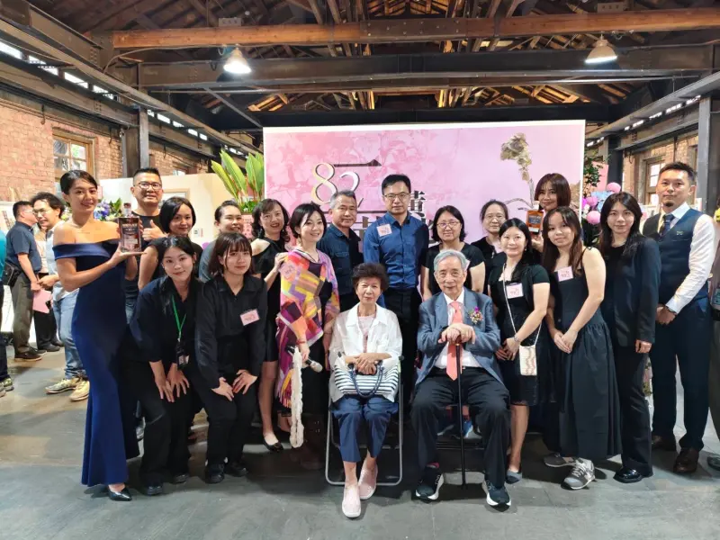 ▲82歲的台灣藝術大學前校長黃光男校長仍持續創作不輟，他說：「我的畫是劇場，有故事，繼續延伸和成長。」（圖／主辦單位提供