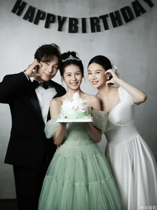 ▲翁虹(右)、女兒劉蒔（中）和老公劉冠廷（左）慶祝女兒18歲生日，母女倆人站在一起宛如姊妹。（圖／翻攝自翁虹微博）