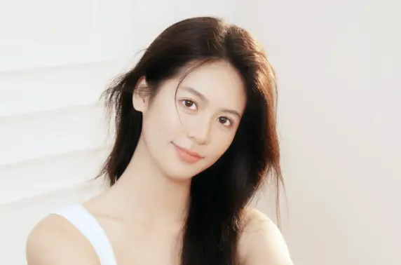 ▲翁虹昨（12）日在社群發照片，慶祝女兒劉蒔（如圖）18歲生日，劉蒔身穿露肩禮服比媽還辣，粉絲狂讚母女神基因：「最美星二代」。（圖／翻攝自劉蒔小紅書）