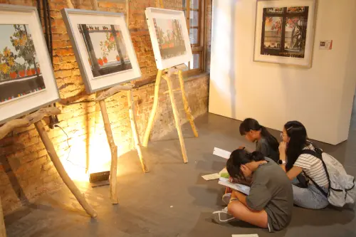 ▲偏鄉孩童於展覽現場臨摹作品，跨世代藝術交流。展覽義賣預計捐出近50萬元回饋社會。（圖／主辦單位提供）