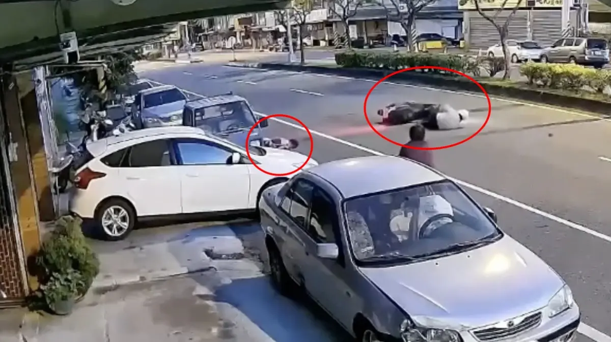 ▲雙十當天，苗栗竹南三輪車老婦遭機車追撞，頭部著地重傷住院中。（圖／翻攝畫面）