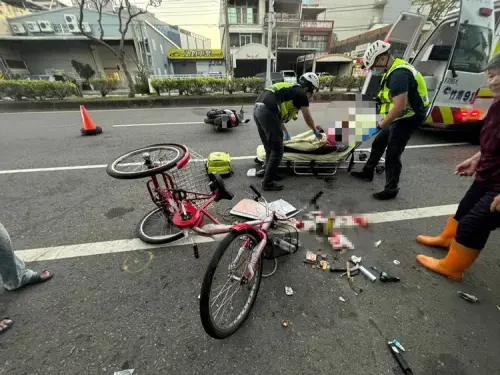 ▲雙十當天，苗栗竹南三輪車老婦遭機車追撞，頭部著地重傷住院中。（圖／翻攝畫面）