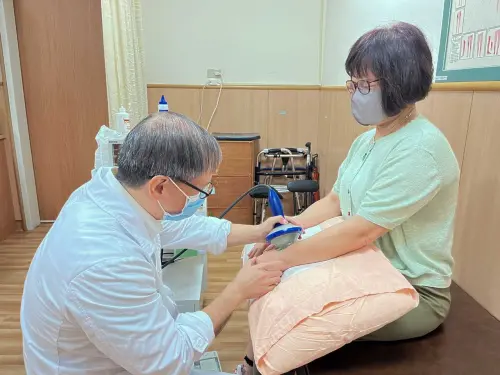 ▲許女士定期回診接受體外震波治療，「媽媽手」明顯改善。（圖／台中慈院提供）