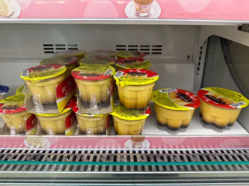 ▲記者實際探訪5間7-11門市，5家架上都僅有一般原味布丁，未見翻轉布丁本人。實際詢問店員，5間分店皆表示今日不會有貨，最快要等到明日中午12時才有。（圖／記者蕭涵云攝）