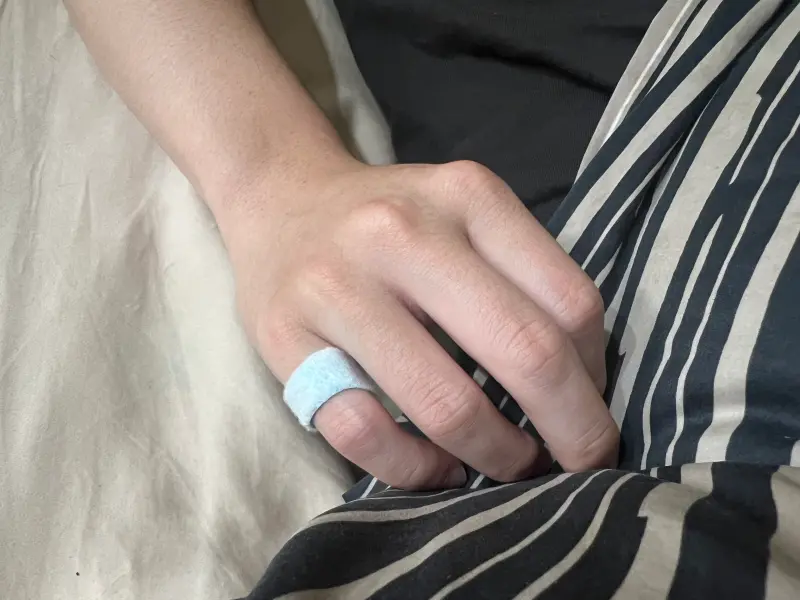 ▲日本網友近日分享「退熱貼貼小拇指助眠法」引發台灣民眾熱議，許多人實測後表示「一覺到天亮」，也有人覺得效果有限。（圖／記者賴禹妡攝）