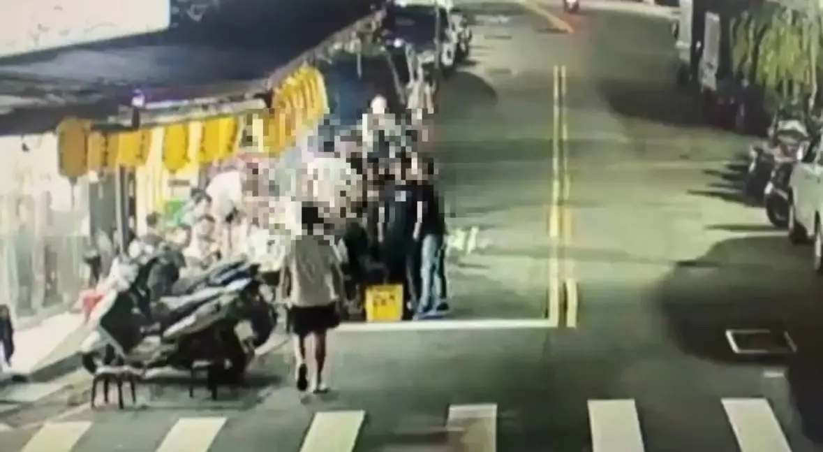 ▲新北市三重區一間熱炒店昨（12日）晚間一群友人聚餐爆發肢體衝突。（圖／翻攝畫面）