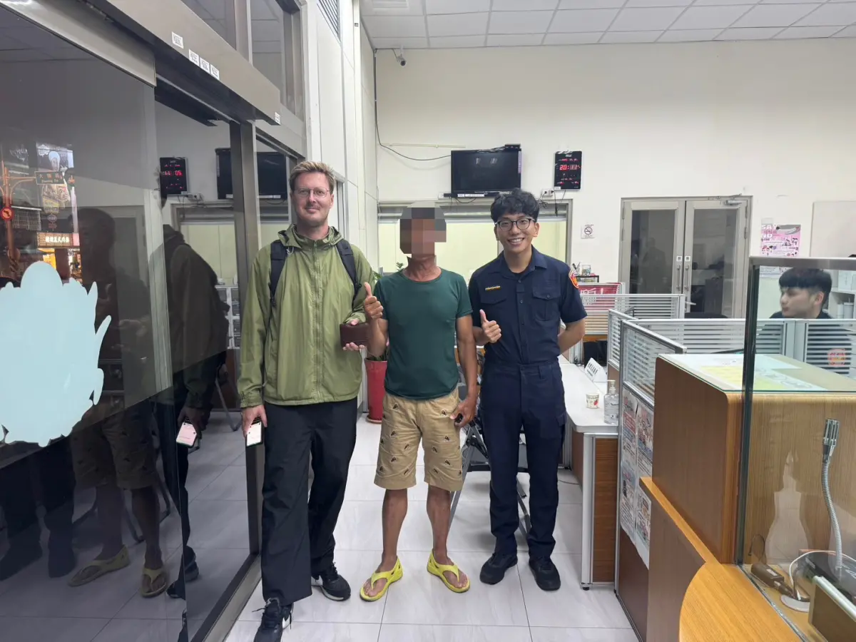 ▲老外遺失錢包派出所報案  拾獲者後腳就到秒結案（圖/記者鄧力軍翻攝）