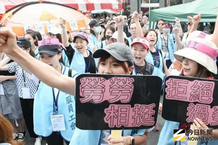 ▲長榮航空與桃園市空服員職業工會晚間上凱道舉辦「應援之夜」晚會。（資料照／記者林調遜攝）