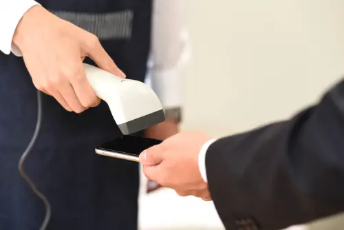 ▲8/10中部、8/13北部兩天共14縣市將施行行動網路降速演習，屆時行動支付可能也會受到影響，建議出門要帶一點現金比較保險。（圖／取自photoAC）